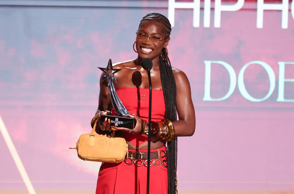 Doechii critica redadas de ICE y al presidente Trump en Premios BET 2025