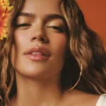 Karol G desglosa 5 canciones esenciales de su nuevo álbum, ‘Tropicoqueta’