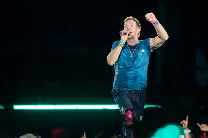 Chris Martin de Coldplay se recupera de escándalo de Kiss-Cam con dulce serenata a Messi y su esposa