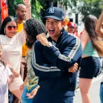 Daddy Yankee se lanza al verano con un alegre nuevo tema y video: ‘Sonríele’La canción marca su primer lanzamiento bajo HYBE Latin America.