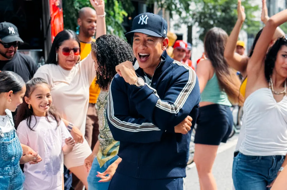 Daddy Yankee se lanza al verano con un alegre nuevo tema y video: ‘Sonríele’La canción marca su primer lanzamiento bajo HYBE Latin America.