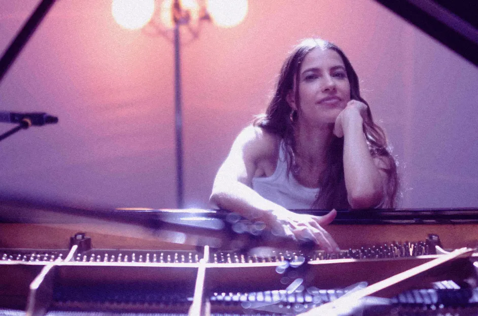 Debi Nova aborda ‘momento muy traumático’ en nuevo álbum, ‘Todo Puede Convertirse en Canción’