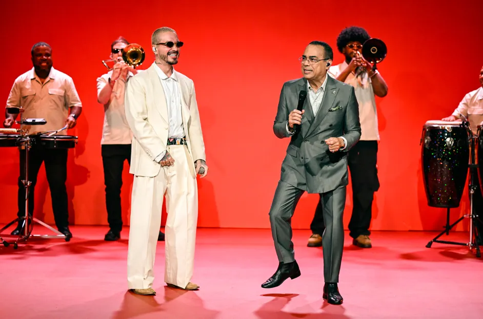Mira a J Balvin y Gilberto Santa Rosa traer la magia de la salsa a ‘Tonight Show’ con ‘Misterio’