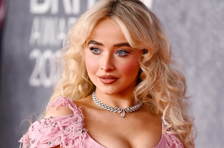 Sabrina Carpenter revela el tracklist de ‘Man’s Best Friend’ con la ayuda de un golden retriever