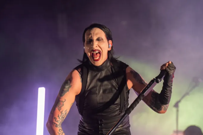 En medio de protestas, gobernador mexicano trae a Marilyn Manson a feria estatal en un acto de ‘justicia cultural’