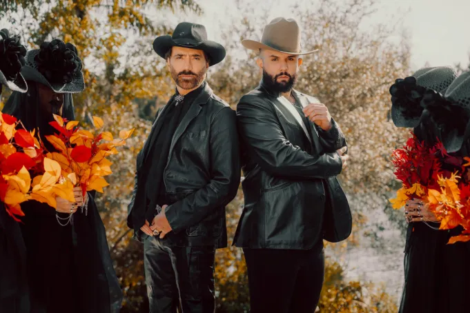 Del despecho al No. 1, Carin León y Alejandro Fernández lideran con ‘Me está doliendo’: ‘Aprendiéndole de cerquita’