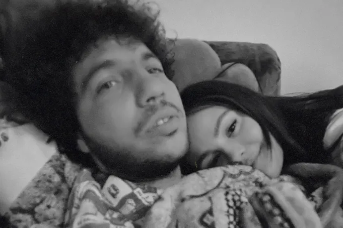 Selena Gomez, benny blanco y The Marías logran triple corona en los charts con ‘Ojos Tristes’