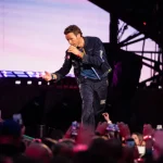 Chris Martin de Coldplay sigue sacándole el jugo al Kiss Cam tras desastre de Astronome: ‘Si la vida te da limones…’