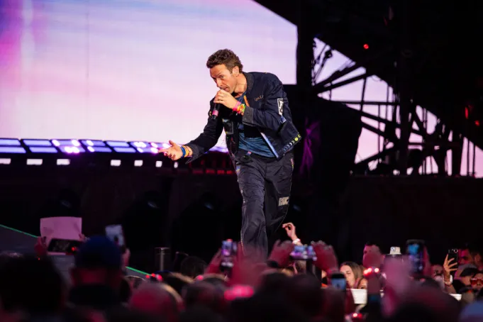 Chris Martin de Coldplay sigue sacándole el jugo al Kiss Cam tras desastre de Astronome: ‘Si la vida te da limones…’