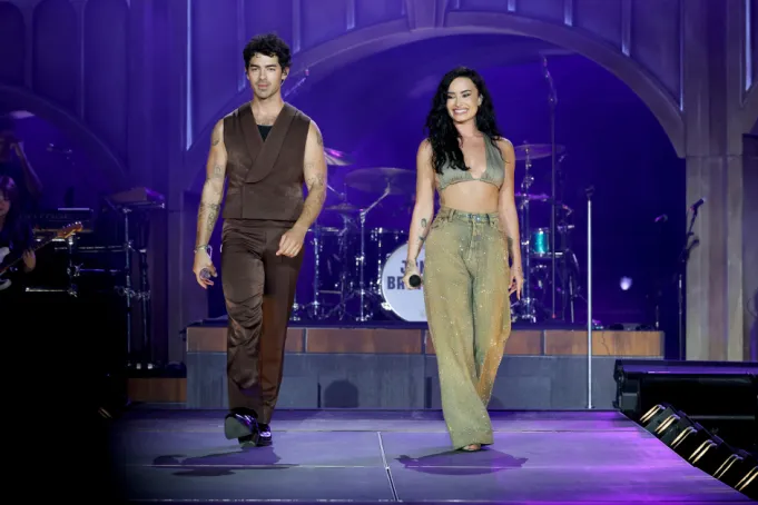 Demi Lovato y Joe Jonas reviven clásicos de ‘Camp Rock’ al abrir gira por 20º aniversario de Jonas Brothers
