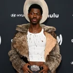 Lil Nas X es acusado de 4 delitos graves por presuntamente agredir a policías mientras caminaba desnudo en L.A.
