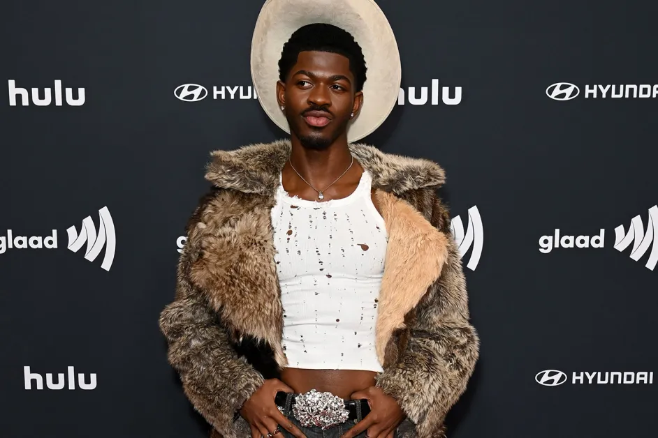 Lil Nas X es acusado de 4 delitos graves por presuntamente agredir a policías mientras caminaba desnudo en L.A.