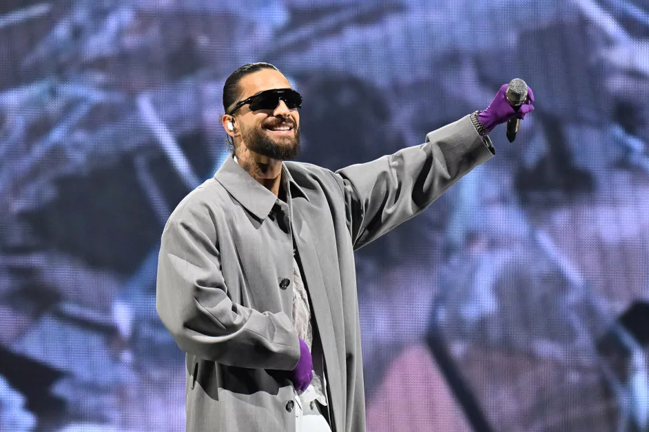 Maluma detiene concierto para regañar a madre por llevar bebé sin protección auditiva