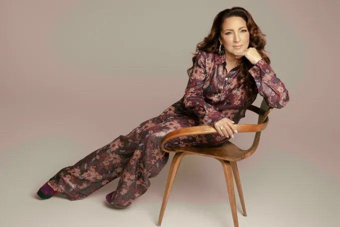 ‘Escúchame a mí y no a tu madre’: Cómo la abuela de Gloria Estefan la puso en camino al superestrellato