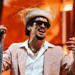 Bad Bunny comenzó oficialmente su residencia de verano “No Me Quiero Ir de Aquí” en el Coliseo de Puerto Rico el 11 de julio. Producida por Noah Assad Presents y Move Concerts, la serie de 30 conciertos concluirá el 14 de septiembre, con los primeros nueve shows reservados exclusivamente para residentes de Puerto Rico.