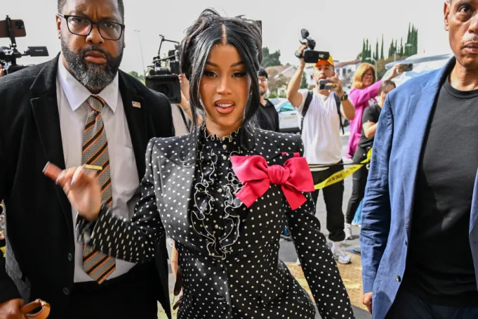 Cardi B gana juicio por agresión: ‘No crean que van a demandarme y simplemente voy a llegar a un acuerdo’