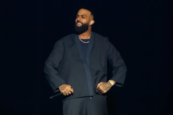 Eladio Carrión trae grandes invitados, visuales retrofuturistas y estilo Yakuza al Barclays Center: 5 mejores momentos