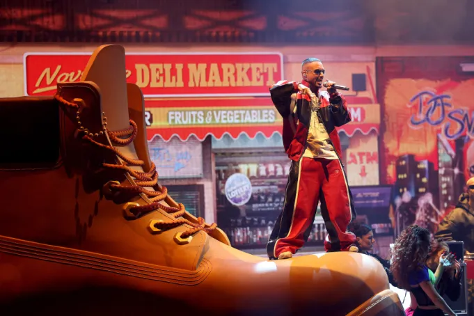 J Balvin trae a DJ Snake, Lenny Tavárez y J Quiles para una actuación llena de neón en los VMAs