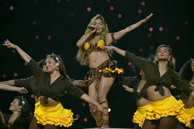 Karol G deslumbra con show tropical de medio tiempo de la NFL en São Paulo: ‘¡Hey Brasil!’