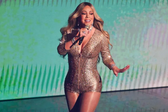 Mariah Carey interpreta medley, recibe Video Vanguard Award de Ariana Grande en los VMAs