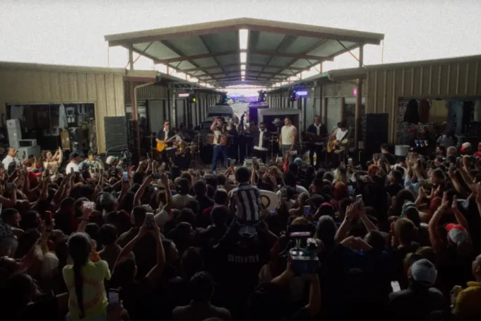 Mister Chivo consigue su primer No. 1 en una lista de Billboard con colaboración con Grupo Frontera