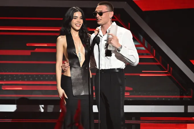 Peso Pluma recibe primer Premio Vanguardia y elogia a Kenia Os en Premios Billboard de la Música Latina 2025