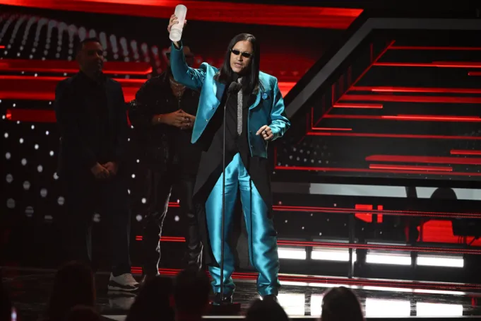 Elvis Crespo recibe el Premio Billboard Salón de la Fama 2025: ‘Gracias por creer en mí’
