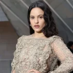 Rosalía anuncia dramáticamente el álbum ‘LUX’ con Björk, Carminho, Yves Tumor y más con una espectacular toma de posesión en Madrid