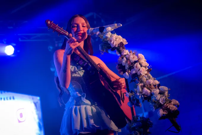 Yami Safdie, GALE, Katteyes y más brillan en la noche de apertura de Latin Music Week 2025