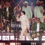 Bad Bunny resbala y cae durante concierto, pero sus fans continúan cantando por él