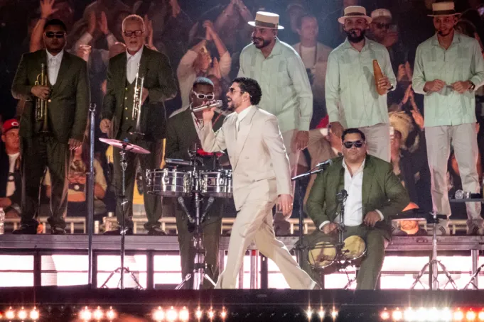 Bad Bunny resbala y cae durante concierto, pero sus fans continúan cantando por él