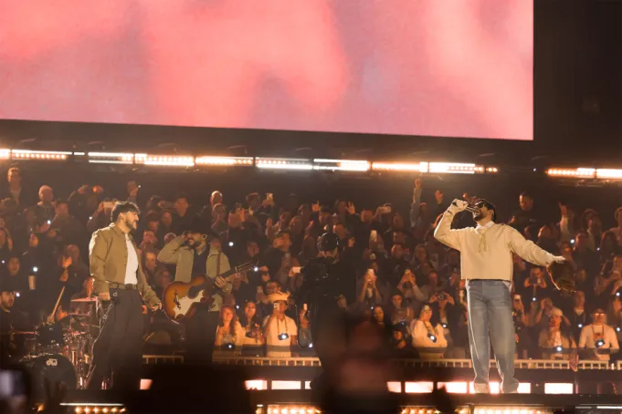 Bad Bunny se pone romántico y trae a Grupo Frontera en su cuarta noche en México