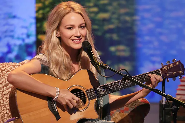 Jewel dice que peligrosa redada antidrogas en México inspiró su canción ‘You Were Meant for Me’