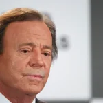 Julio Iglesias es acusado de abuso sexual y trata de personas por dos exempleadas