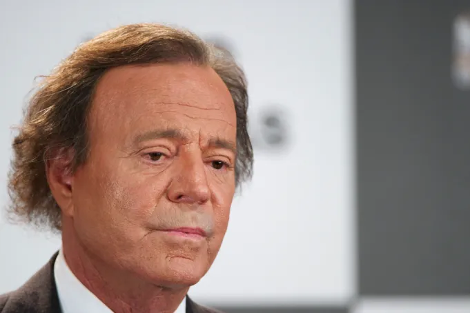 Julio Iglesias es acusado de abuso sexual y trata de personas por dos exempleadas