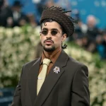 Bad Bunny es reprendido por museo mexicano por tocar artefacto histórico