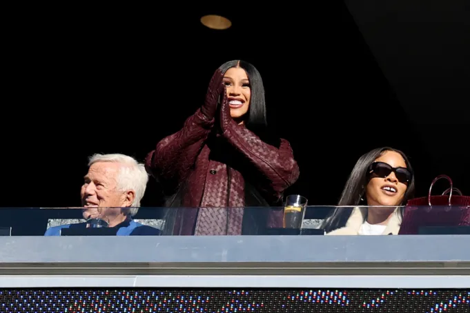 Cardi B deslumbra con estilo Barbie de Chanel rosa en apoyo a su pareja Stefon Diggs en juego de Patriots
